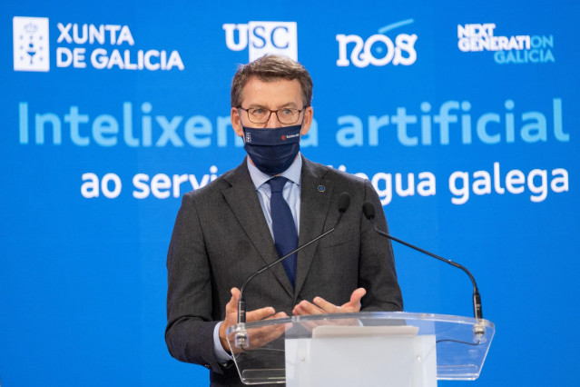 Alberto Núñez Feijóo, acompañado do conselleiro de Cultura, Educación e Universidade, Román Rodríguez, presenta el Proxecto Nós de intelixencia artificial para o galego.