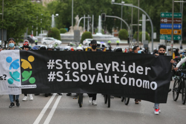 Varios riders a su llegada al Congreso con una pancarta en la que se lee: 