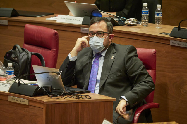Archivo - El vicepresidente primero del Gobierno de Navarra, Javier Remírez, en el pleno del Parlamento de Navarra el 8 de octubre de 2020.