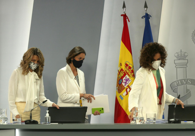 (I-D) La vicepresidenta tercera y ministra de Trabajo y Economía, Yolanda Díaz; la ministra Portavoz y de Hacienda, María Jesús Montero; y la ministra de Industria, Comercio y Turismo, Reyes Maroto, a su llegada a una rueda de prensa posterior al Consejo