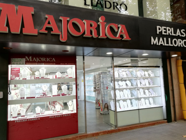 Archivo - Escaparate de una tienda con productos de Majorica, en Palma.
