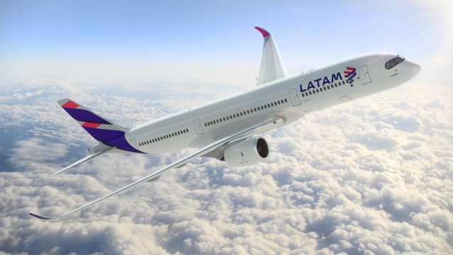 Archivo - Avión de LATAM