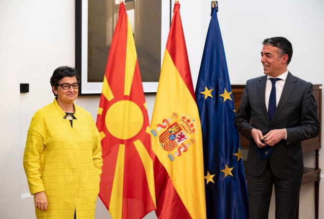 La ministra de Asuntos Exteriores, Unión Europea y Cooperación, Arancha González Laya, y el viceprimer ministro para Asuntos Europeos de la República de Macedonia de Norte, Nikola Dimitrov.