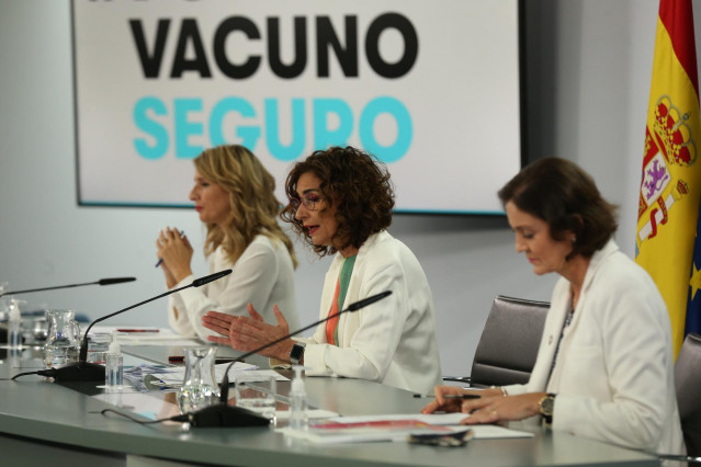 La vicepresidenta tercera y ministra de Trabajo y Economía, Yolanda Díaz; la ministra Portavoz y de Hacienda, María Jesús Montero; y la ministra de Industria, Comercio y Turismo, Reyes Maroto, en rueda de prensa, a 11 de mayo de 2021, en Madrid