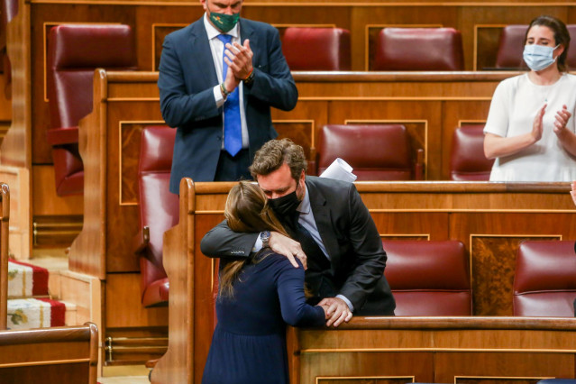 El portavoz de Vox en el Congreso, Iván Espinosa de los Monteros abraza a la diputada de Vox, Cristina Alicia Esteban durante una sesión Plenaria en el Congreso