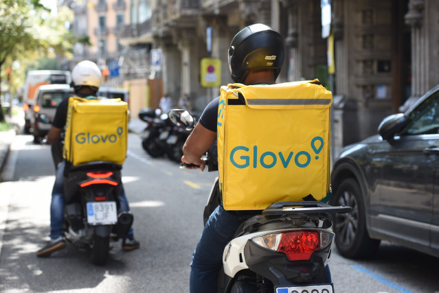 Archivo - Repartidores de Glovo