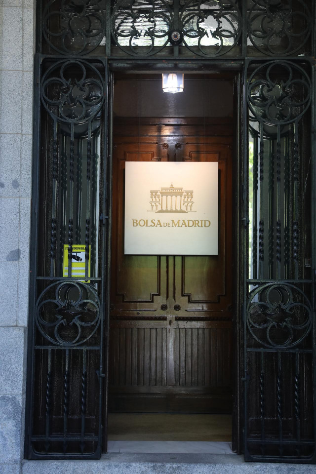 Archivo - Puerta de entrada al edificio de la Bolsa de Madrid