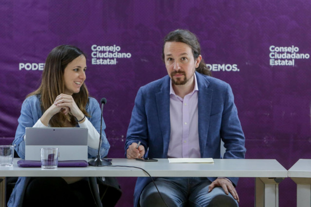 Archivo - El secretario general de Podemos, Pablo Iglesias, y la ministra de Derechos Sociales, Ione Belarra