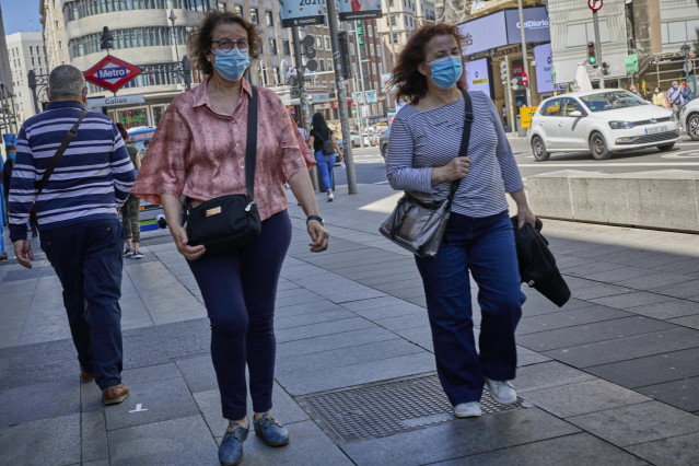 Dos mujeres pasean por las inmediaciones de la Plaza de Callao con mascarilla, a 7 de mayo de 2021, en Madrid (España). A partir del domingo 9 de mayo no habrá toque de queda en Madrid, y se permitirán las reuniones en domicilios. Sin embargo, se mantendr