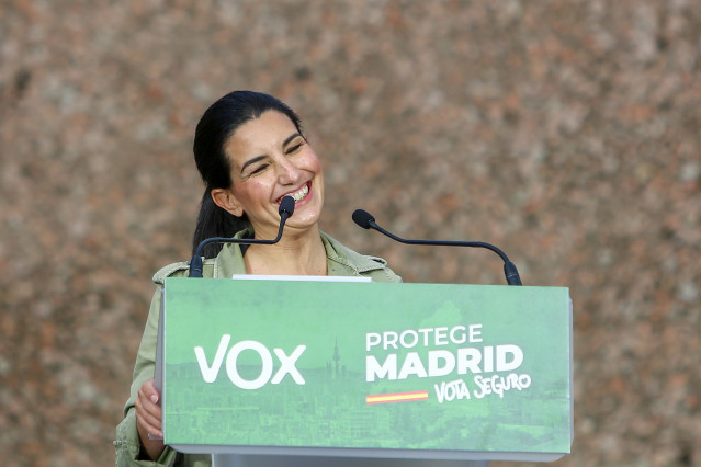 La candidata de Vox a la Presidencia de la Comunidad de Madrid, Rocío Monasterio interviene n el último acto de campaña del partido en la plaza de Colón, a 2 de mayo de 2021, en Madrid (España). El Partido Popular y Vox llegaron a un acuerdo para que la f