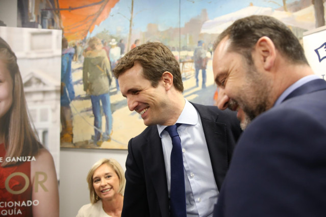 Archivo - El ministro de Transportes, José Luis Ábalos, junto al presidentel del PP, Pablo Casado, en una imagen de archivo