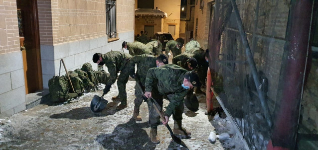 Archivo - Miembros del Ejército de Tierra combatiendo los efectos de la borrasca Filomena en Toledo