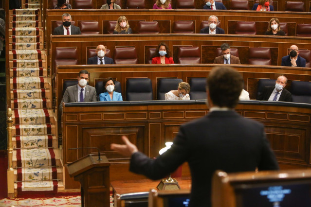 El presidente del Gobierno, Pedro Sánchez, y varios miembros de su Gobierno en el Congreso