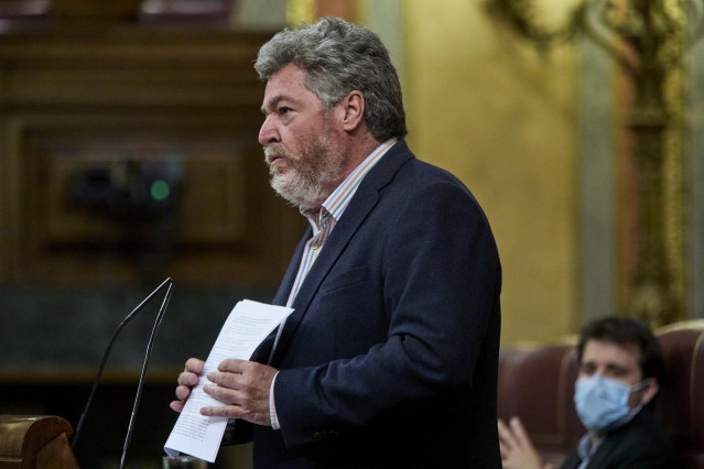 El diputado de Unidas Podemos, Juan Antonio López de Uralde interviene durante una sesión plenaria en el Congreso de los Diputados, a 20 de abril de 2021, en Madrid, (España). En el pleno de hoy se debatirán, entre otras, estas Proposiciones de Ley: el pl