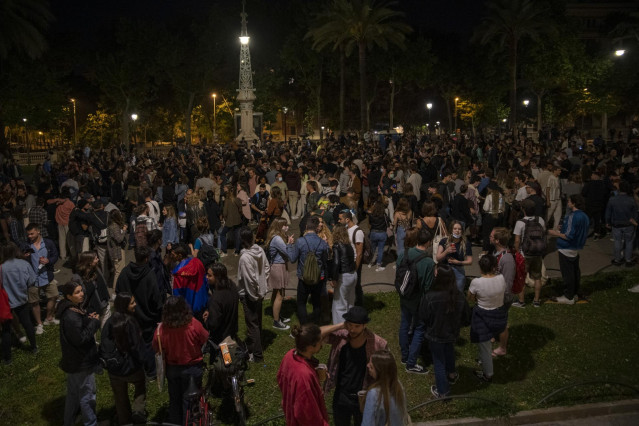 Varios jóvenes reunidos y en ambiente festivo, en una calle de Barcelona, durante la primera noche sin el estado de alarma,