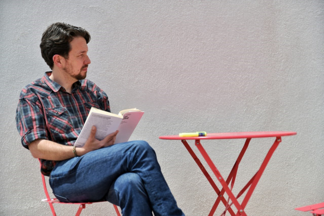 El exsecretario general de Podemos, Pablo Iglesias, lee un libro tras cortarse el pelo y dejar atrás su icónica coleta.