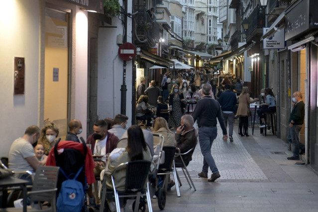 Terrazas de bares de A Coruña el mismo día en que entran en vigor nuevas medidas en la hostelería gallega, a 8 de mayo de 2021, en A Coruña, Galicia, (España). Tras el fin del estado de alarma, a partir de las 00.00 del día 9 de mayo