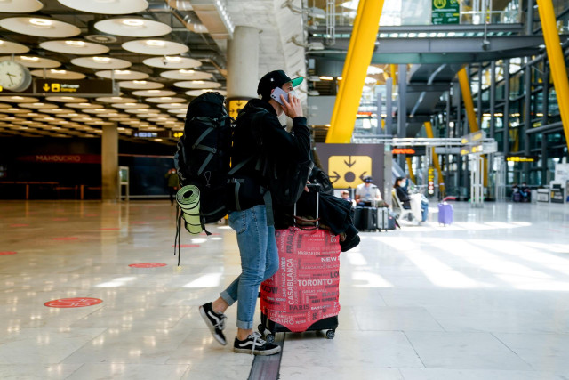 Un chico con el equipaje en la T4 del aeropuerto Adolfo SuárezMadrid-Barajas.