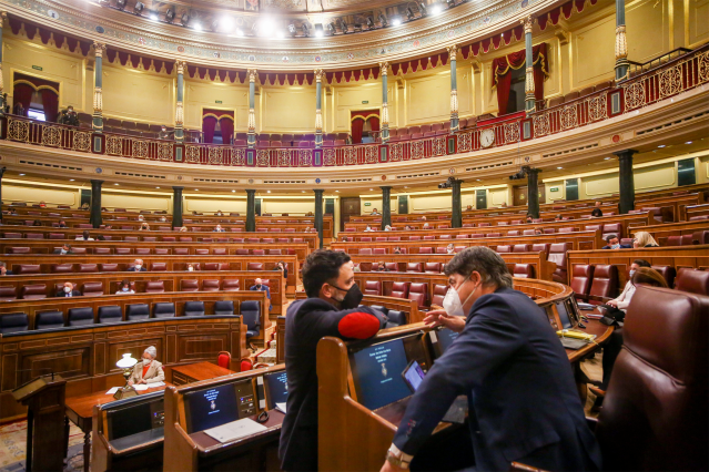 Dos miembros de la bancada del PP durante una sesión Plenaria en el Congreso