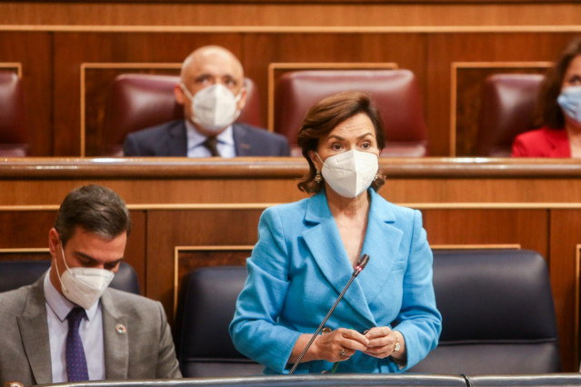 La vicepresidenta primera del Gobierno y ministra de Presidencia, Relaciones con las Cortes y Memoria Democrática, Carmen Calvo, interviene en una sesión de control en el Congreso de los Diputados, a 12 de mayo de 2021, en Madrid, (España)