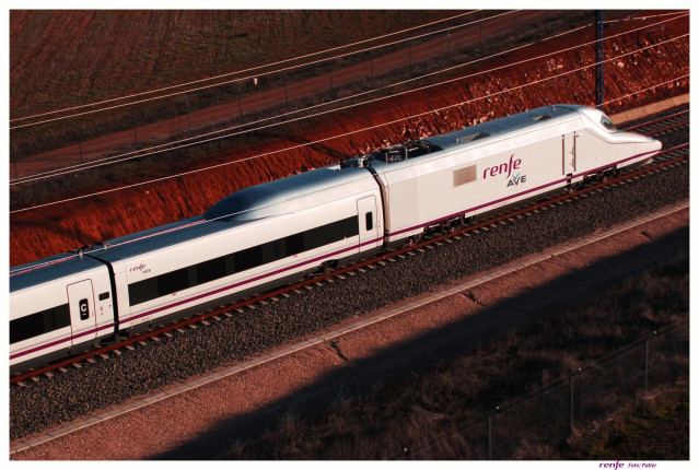 Archivo - Imagen de archivo de un tren AVE circulando en la provincia de Granada