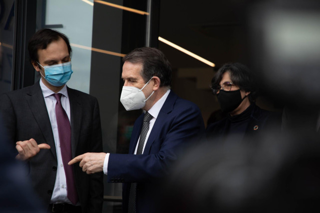 Archivo - El CEO de Zendal, Andrés Fernández (i); y el alcalde de Vigo y presidente de la FEMP, Abel Caballero, en las inmediaciones de la planta de Biofabri-Zendal, en O Porriño, Pontevedra, Galicia (España), a 25 de febrero de 2021. En Biofabri-Zendal s