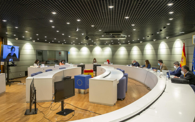 Los integrantes de la Comisión Tripartita que estudia la prórroga de los ERTE