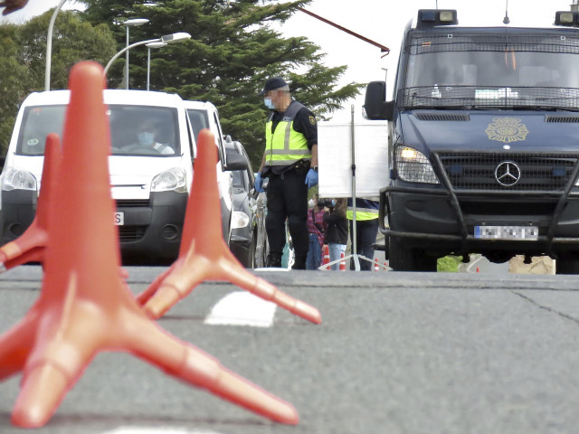 Archivo - Un policía nacional, en un control en Irún en marzo por el estado de alarma contra la Covid-19