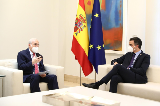El presidente del Gobierno, Pedro Sánchez, se reúne en el Palacio de la Moncloa con el presidente de la OCDE, Ángel Gurría.Mm