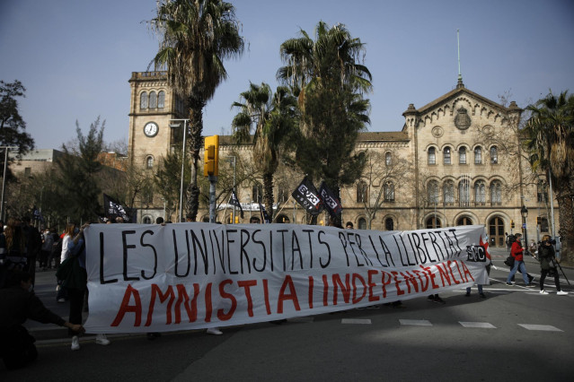 Archivo - Varias personas sostienen una pancarta donde se lee 