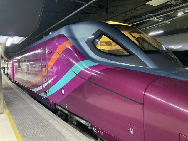 Tren AVLO en la estación de Sants de Barcelona durante sus viajes de pruebas antes de la puesta en funcionamiento del servicio.