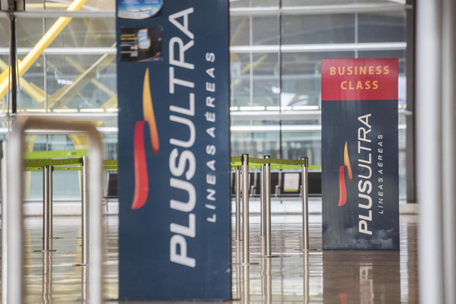 Un panel muestra información sobre vuelos de la aerolínea Plus Ultra, en el aeropuerto de Madrid - Barajas Adolfo Suárez, a 21 de abril de 2021, en Madrid (España).