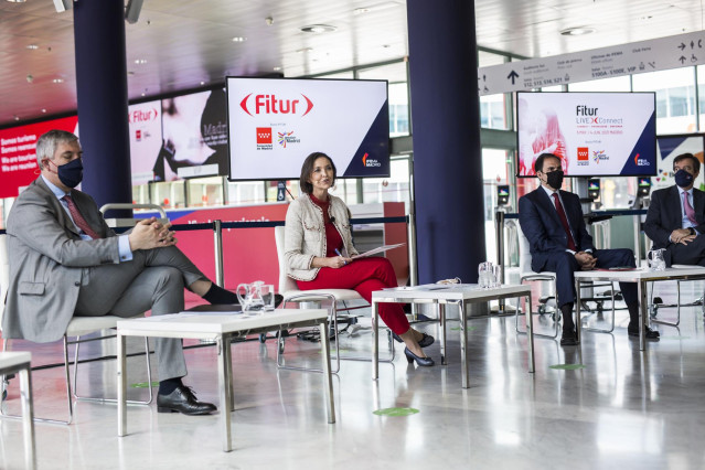 (I-D) El presidente de IFEMA, José Vicente de los Mozos; la ministra de Industria, Comercio y Turismo, Reyes Maroto y el presidente de Iberia, Javier Sánchez-Prieto durante la presentación de FITUR 2021, a 13 de mayo de 2021, en IFEMA, Madrid, (España).