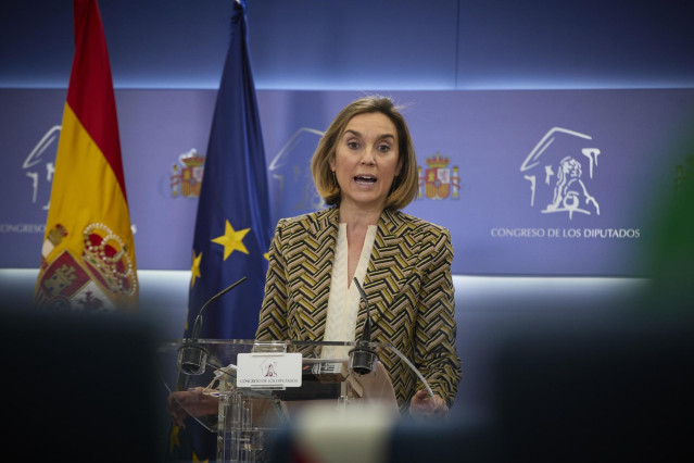 La portavoz del PP en el Congreso, Cuca Gamarra, en una rueda de prensa en el Congreso