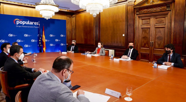 El presidente del Partido Popular, Pablo Casado, se reúne con representantes del Comité Nacional del Transporte por Carretera, junto a la portavoz del GPP en el Congreso, Cuca Gamarra. En Madrid, a 13 de mayo de 2021.
