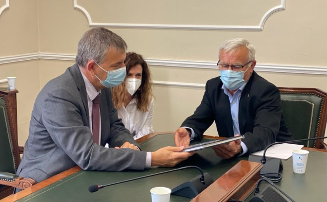 El comisario de la UNRWA, Phillippe Lazzarini, se reúne con el alcalde de València, Joan Ribó