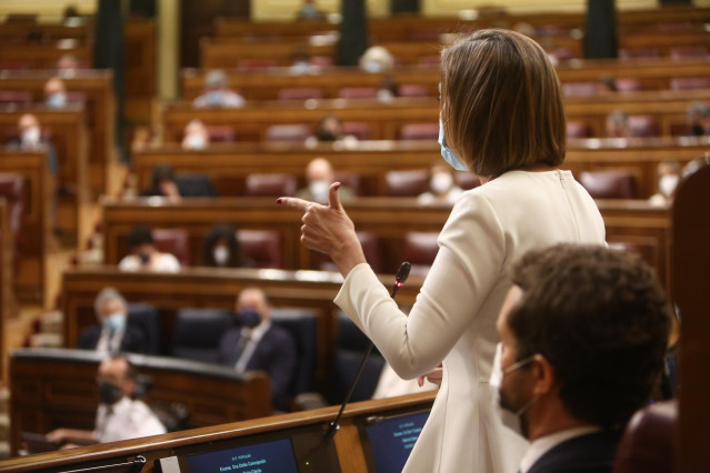La portavoz del PP en el Congreso, Cuca Gamarra, interviene en una sesión de control en el Congreso
