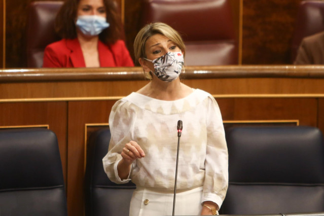 La vicepresidenta tercera y ministra de Trabajo y Economía, Yolanda Díaz, interviene en una sesión de control en el Congreso de los Diputados, a 12 de mayo de 2021, en Madrid, (España). Durante el pleno el Ejecutivo se enfrentará a las preguntas de la opo