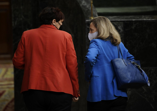 La portavoz del Grupo Socialista en la Comisión de Hacienda del Congreso de los Diputados y diputada por Alicante, Patricia Blanquer (i), conversa con la vicepresidenta de Asuntos Económicos, Nadia Calviño, en una sesión plenaria en el Congreso