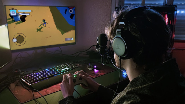 Archivo - Una persona juega a un videojuego.