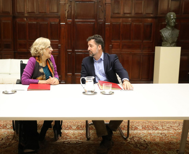 Archivo - La alcaldesa de Madrid, Manuela Carmena, y el regidor de Rivas, Pedro del Cura, en la la firma convenio por el que ambos municipios modifican sus lindes estableciendo la M-50 como nuevo límite territorial. Con esta modificación se reordena la Ca