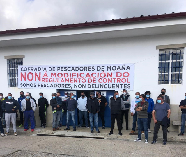 Protesta de marineros gallegos contra el nuevo reglamento europeo de control de la actividad pesquera, que afecta a marisqueo y pesca artesanal.