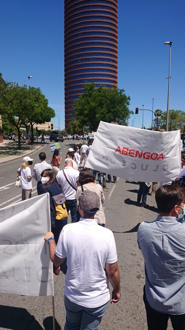 Trabajadores de Abengoa en manifestación por Sevilla.