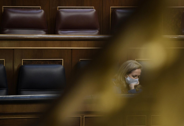 La vicepresidenta de Asuntos Económicos, Nadia Calviño, en una sesión plenaria en el Congreso