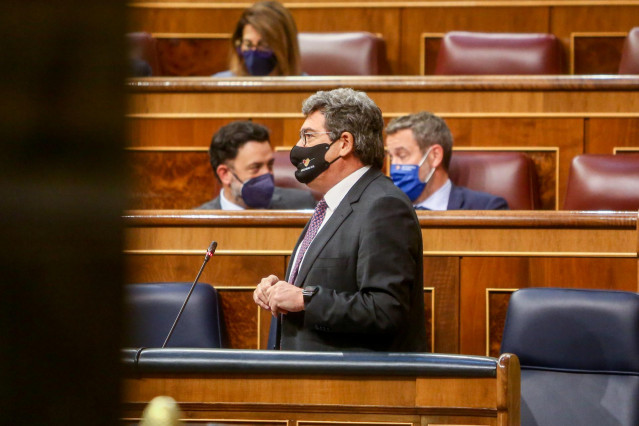 El ministro de Inclusión, Seguridad Social y Migraciones, José Luis Escrivá, interviene durante una sesión de control en el Congreso de los Diputados, a 12 de mayo de 2021, en Madrid, (España).