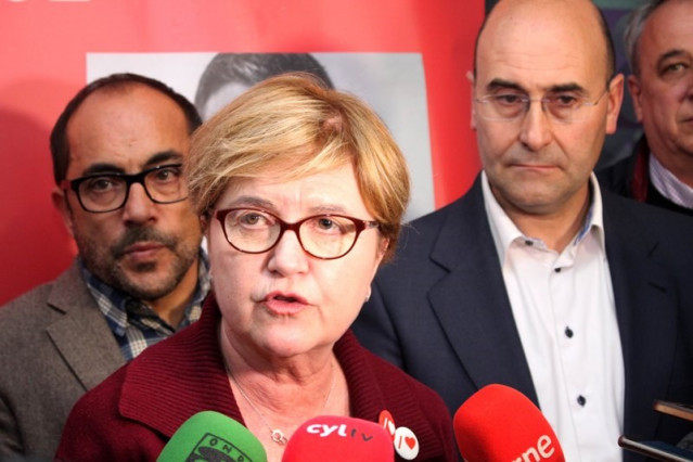 Archivo - Isaura Leal, con los candidatos del PSOE en Soria
