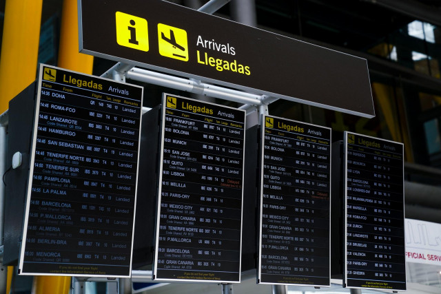 Panel de llegadas en la T4 del aeropuerto Adolfo Suárez, Madrid-Barajas durante el primer día laboral tras el estado de alarma, a 10 de mayo de 2021, en Madrid (España). Tras el fin del segundo estado de alarma, que tuvo lugar ayer domingo 9 de mayo, la C