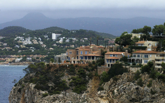 Archivo - Viviendas en la costa en Islas Baleares