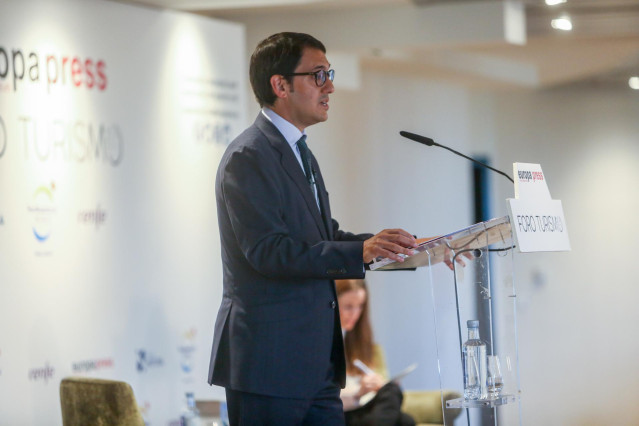 El conseller de Modelo Económico, Turismo y Trabajo de Baleares, Iago Negueruela, interviene en un desayuno del Foro de Turismo de Europa Press, a 14 de mayo de 2021.