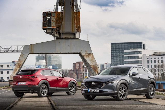 Archivo - Mazda3 y CX-30.